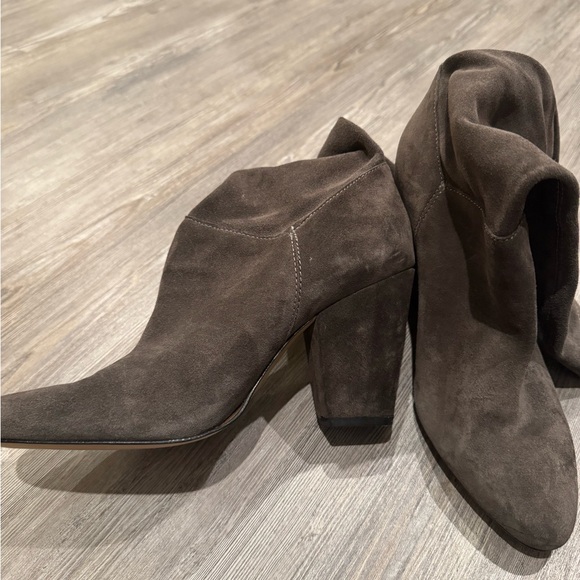 Elegant Brown Women's Boots - Picture 2 of 4